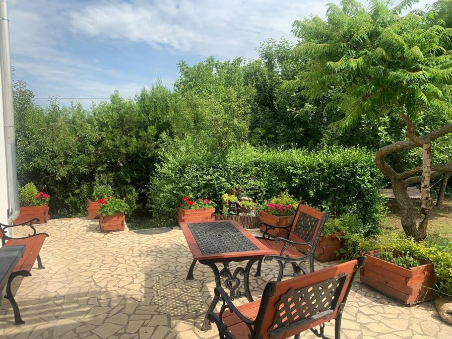 Apartament Erd - Csendes, Kenyelmes Csaladi Haz Zewnętrze zdjęcie