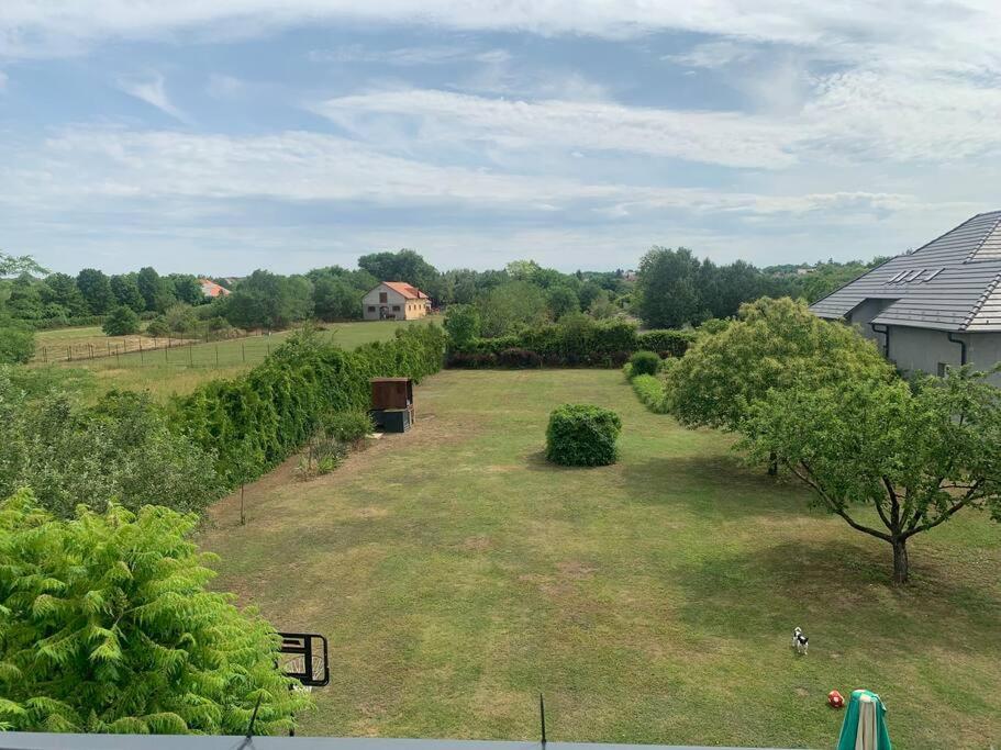 Apartament Erd - Csendes, Kenyelmes Csaladi Haz Zewnętrze zdjęcie