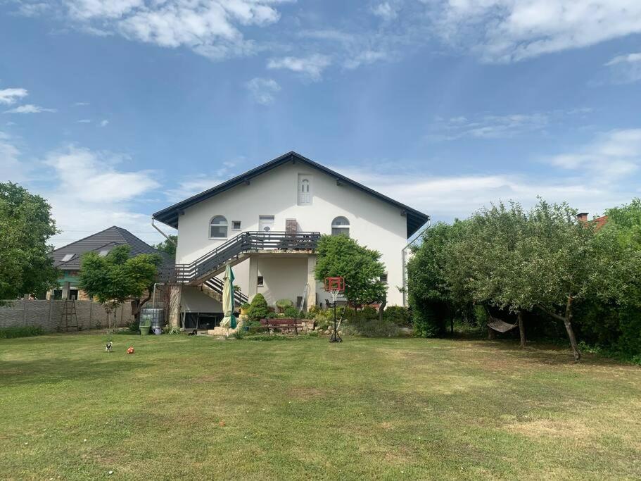 Apartament Erd - Csendes, Kenyelmes Csaladi Haz Zewnętrze zdjęcie