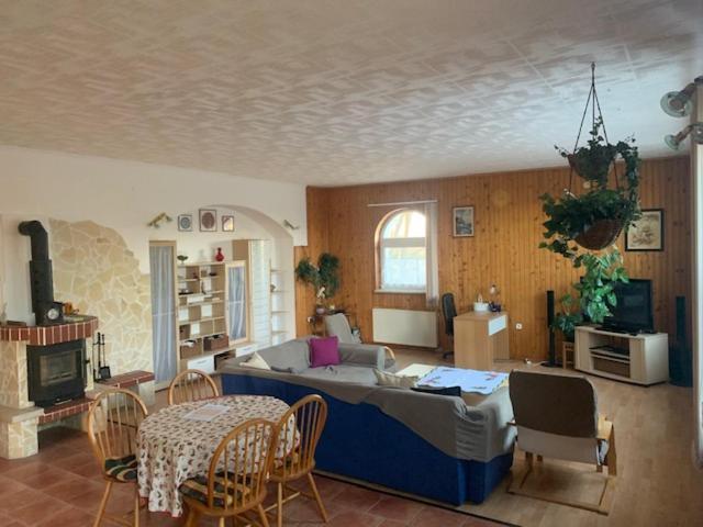Apartament Erd - Csendes, Kenyelmes Csaladi Haz Zewnętrze zdjęcie
